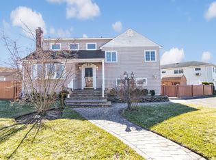 15 Margaret Rd, Massapequa, NY 11758