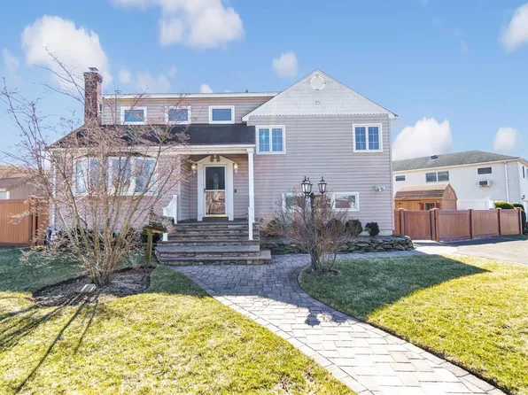 15 Margaret Road, Massapequa, NY 11758