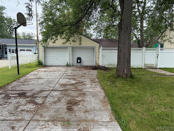 3rd image of 1295 E Park Rd