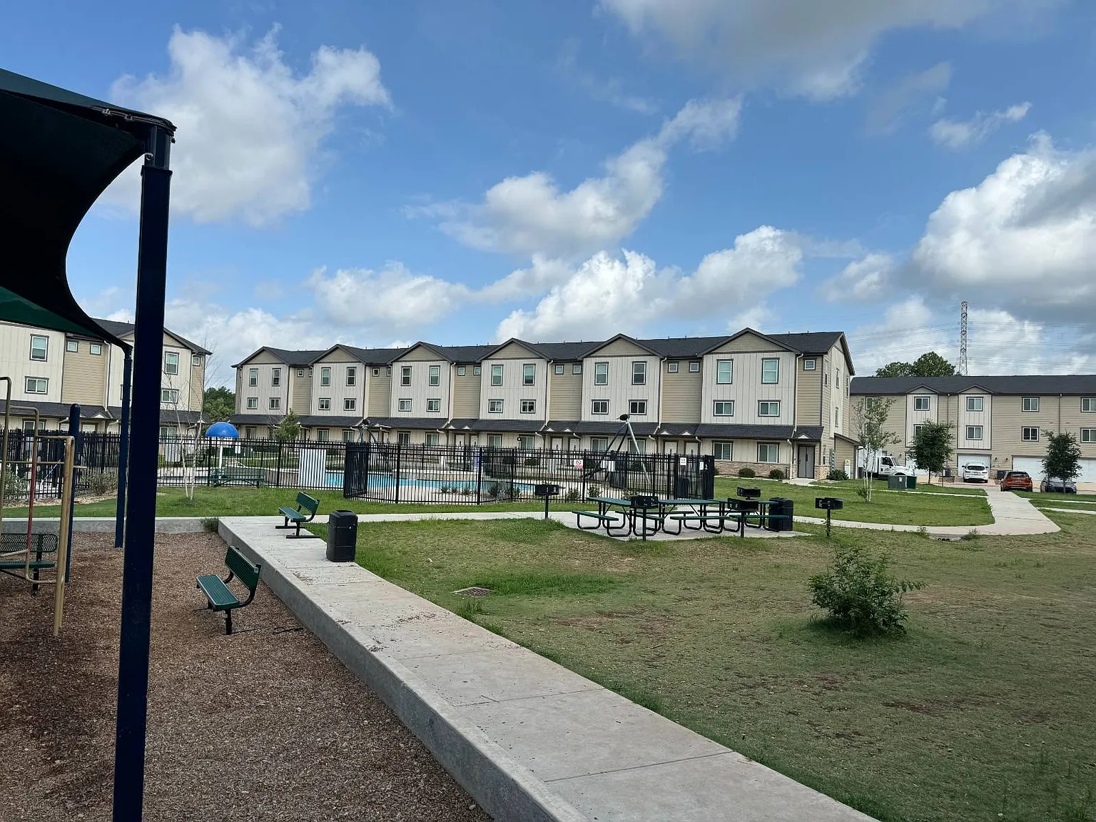 3 bed, 2.5 bath, 1695 sqft, $1,650 — Photo 3