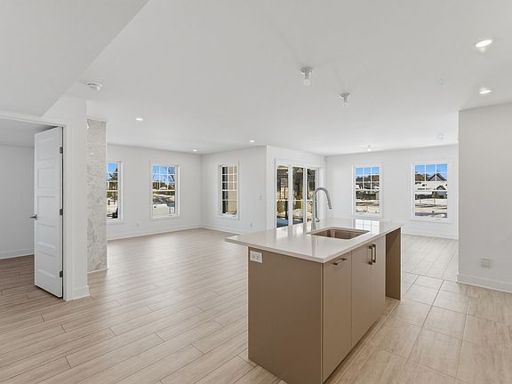 4th image of 122 Rue De Laigle #102