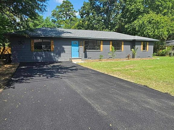 3rd image of 303 E Fairlane Dr