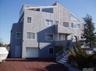 16 Stokes Ln, Remsenburg, NY 11960