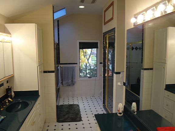 4th image of 347 Shea Dr