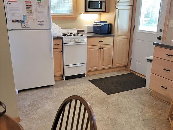 3rd image of 207 Owen Street