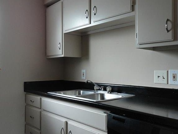 3rd image of 2200 San Gabriel St #105