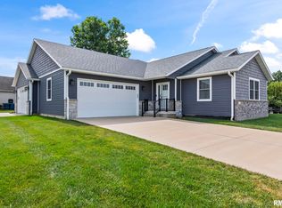 600 Burberry Ln, Rochester, IL 62563