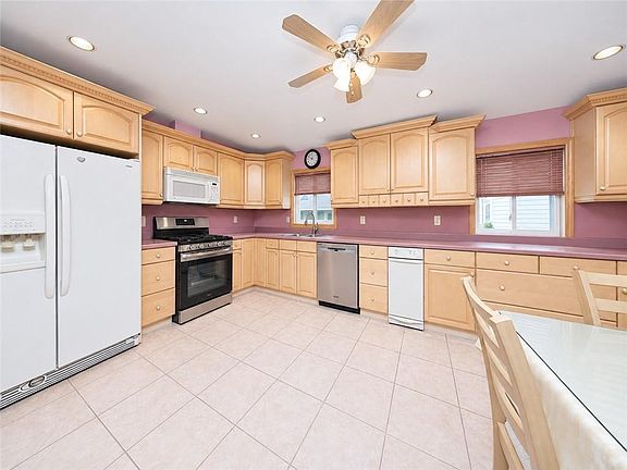 3rd image of 77 Furness Pl