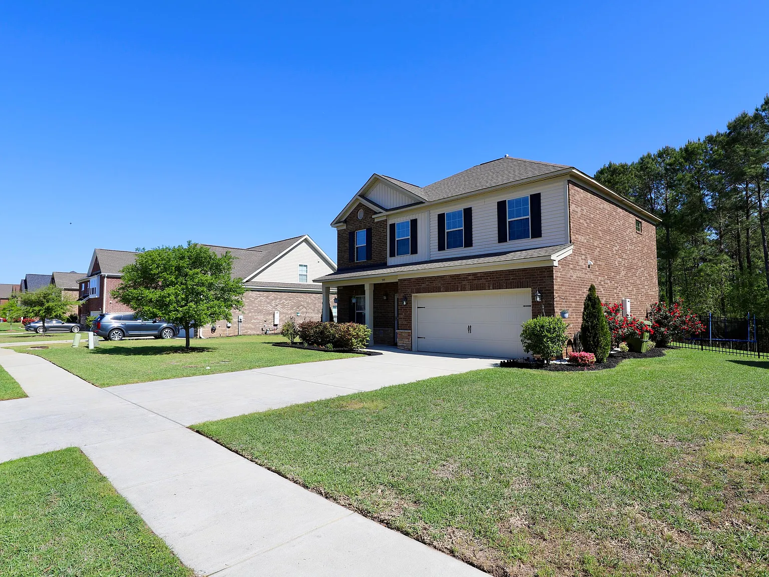 4 bed, 2.5 bath, 2207 sqft, $2,400 — Photo 3