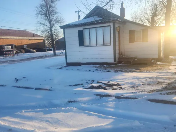 110 3rd St S, Glen Ullin, ND 58631