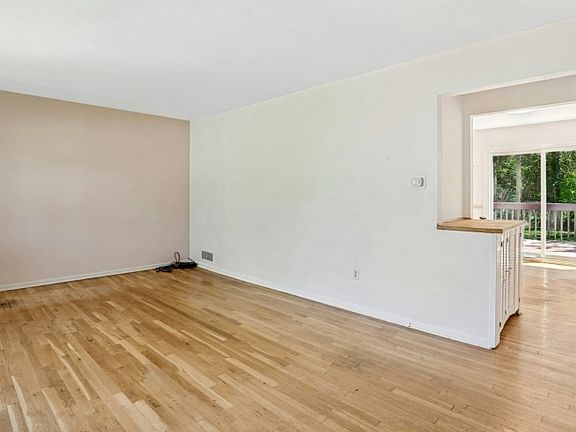 4th image of 200 Runnymede Pkwy