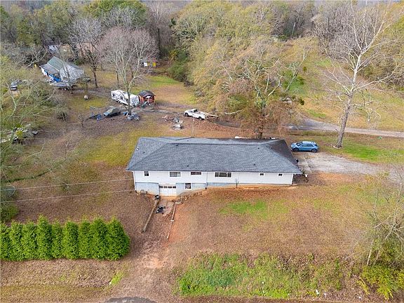 3rd image of 3209 Hall Dr