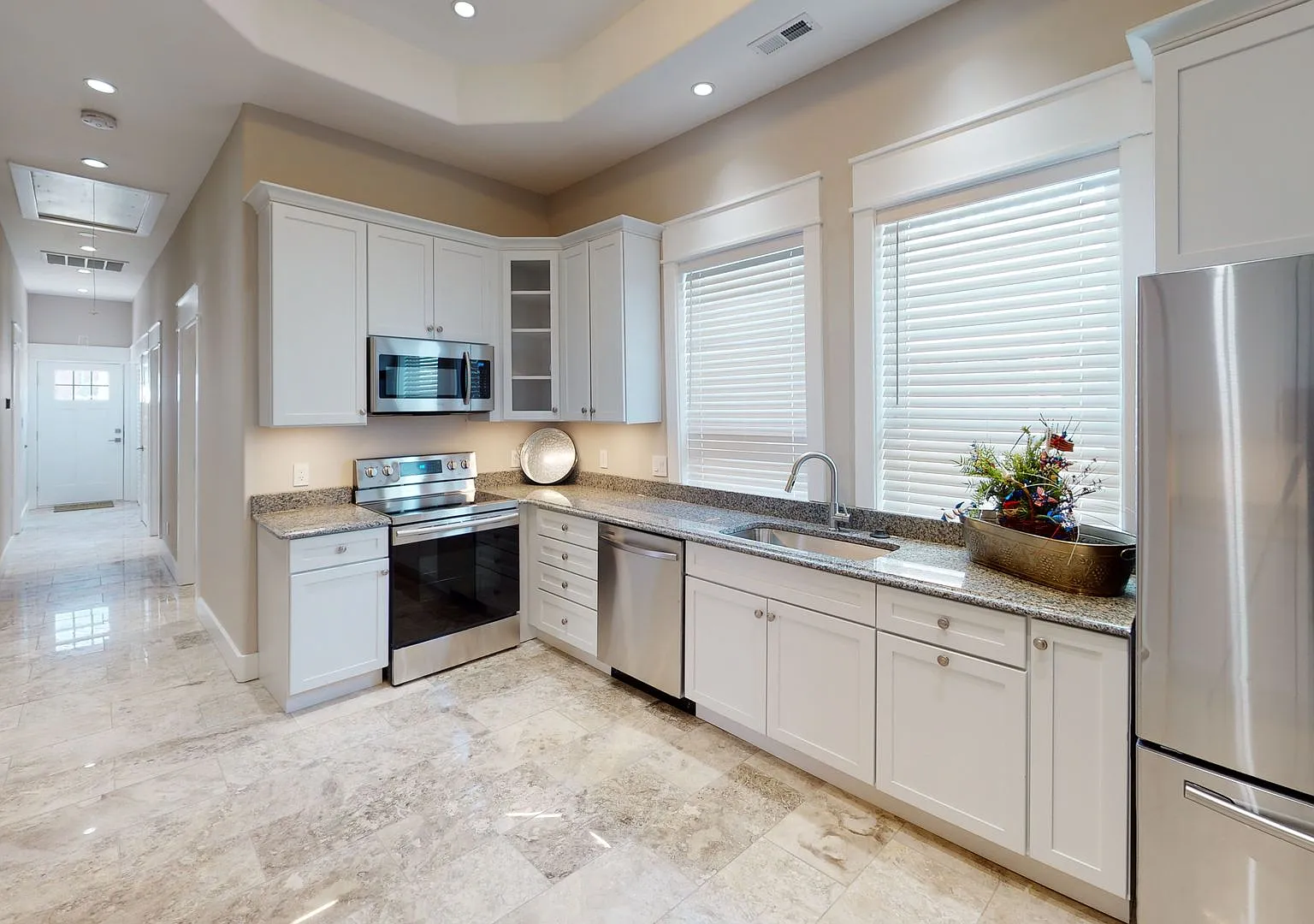 Waitlist for Aug2027Jul2028 Now Open! | 4BR/2BA Fort Sanders Rental | Walk to UTK — Photo 2