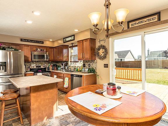 5th image of 802 N Wild Pine Dr