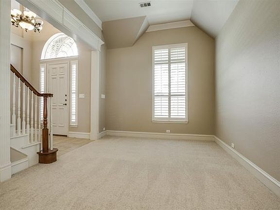 5th image of 2425 Blackstone Dr