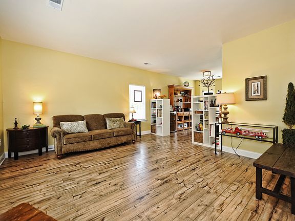 4th image of 3101 Twin Falls Ln