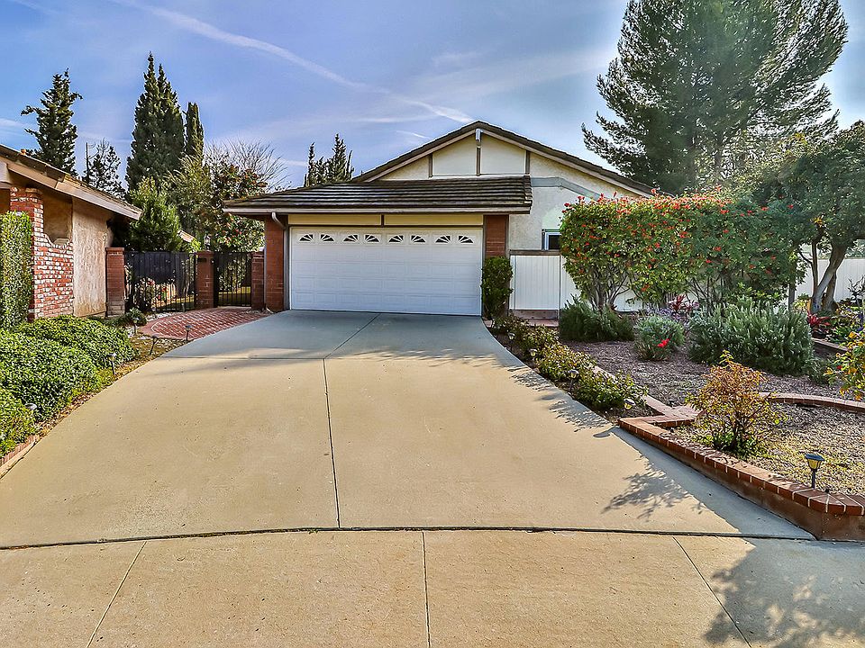 1st image of 28 Ilex Dr