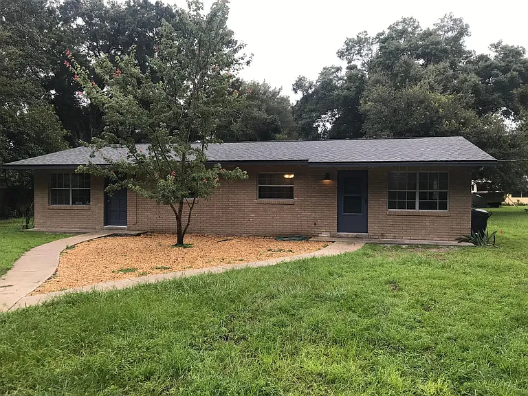 421 Baker Ave — Photo 1