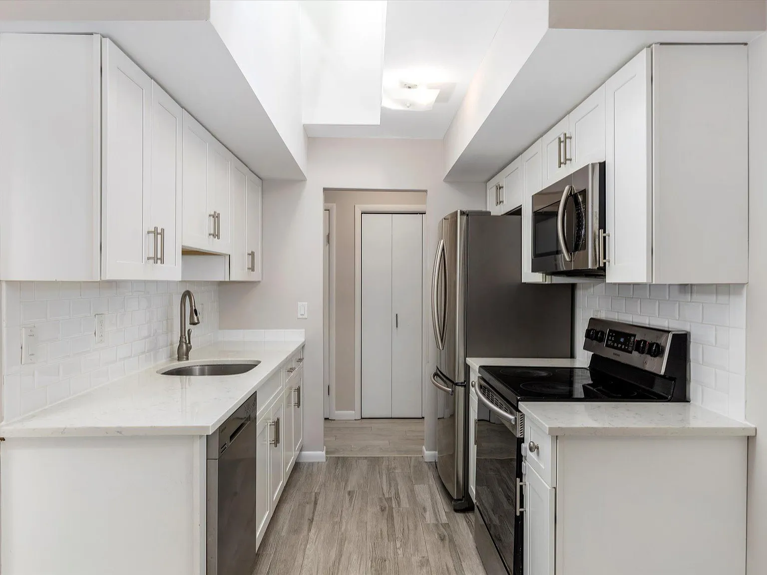 2 bed, 1068 sqft, $3,700 — Photo 3