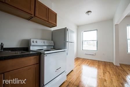 2207 E 75th St Apartments Chicago Kitchen_3