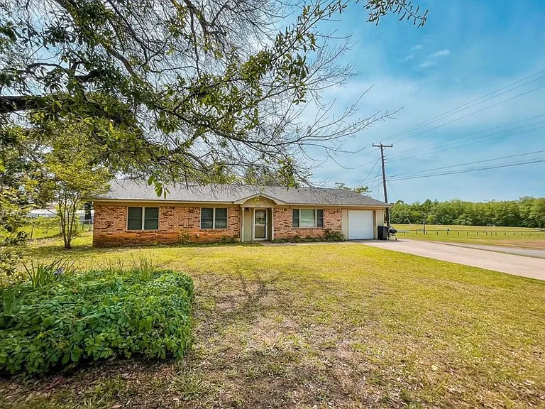 202 Crest Dr — Photo 1