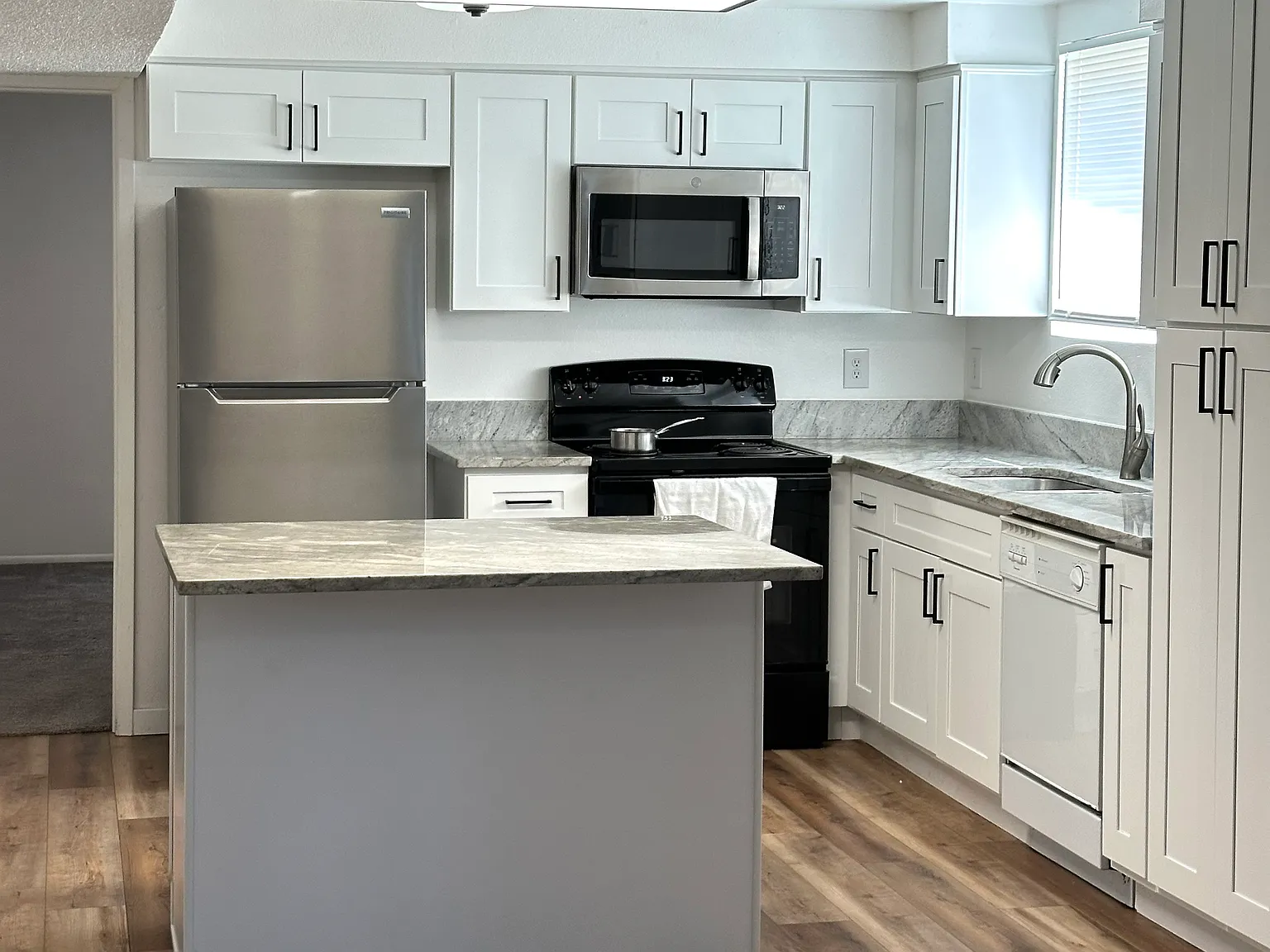 2 bed, 800 sqft, $1,525 — Photo 2