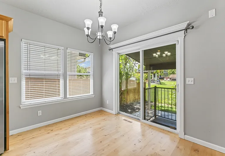 552 E Whitney Ct — Photo 12
