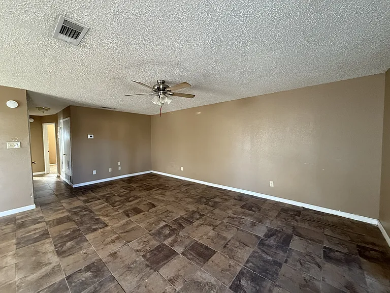407 W Spruce Ave — Photo 2