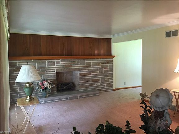 5th image of 300 Sanderson Ave