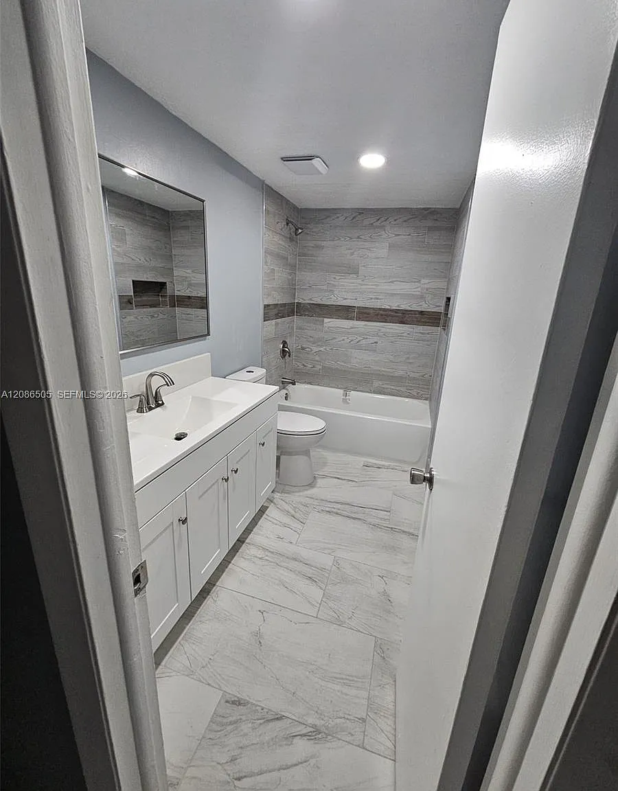 Brookfield Square Condo — Photo 2