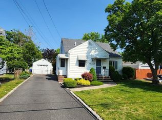 1822 Crescent Pkwy, Linden, NJ 07036