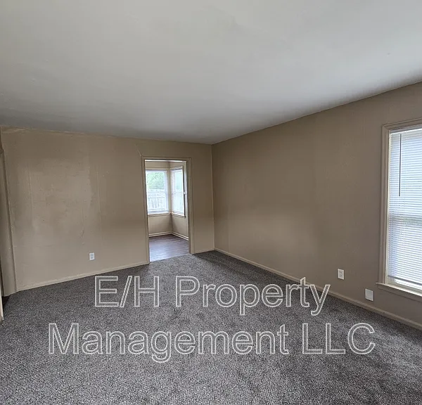 1952 S Hiram Ave — Photo 2
