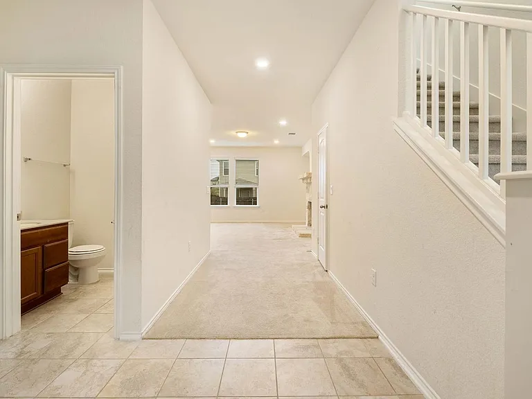 907 Solitude Dr — Photo 4
