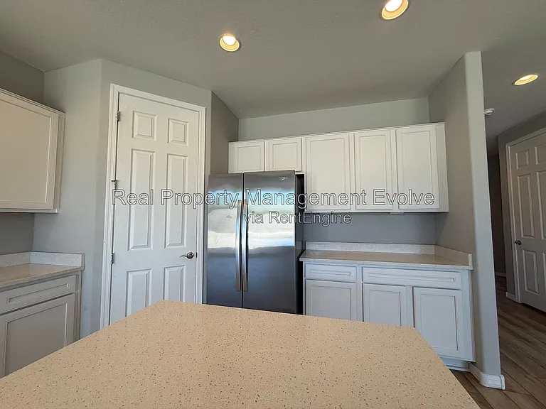 5618 N 87th Dr — Photo 9