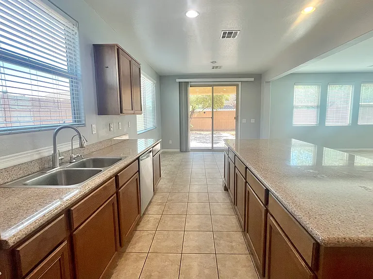 576 Glassford Ct — Photo 15