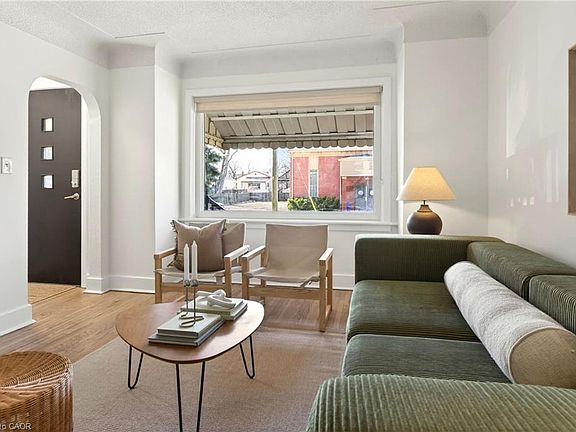 3rd image of 33 E 34th St