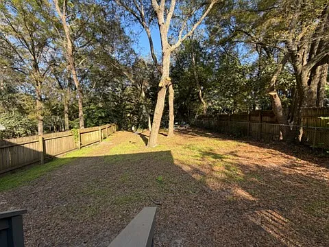 411B Redwood Ave — Photo 17