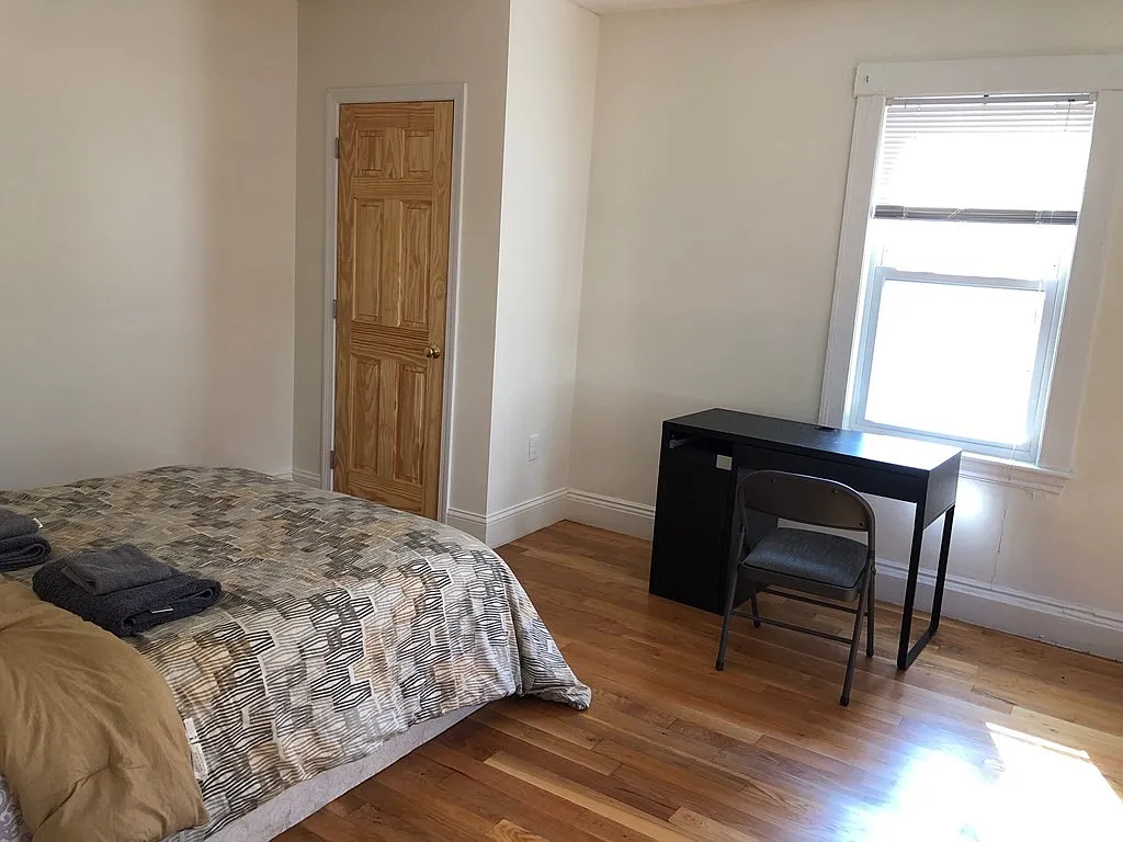 4 bed, 1100 sqft, $5,500 — Photo 4