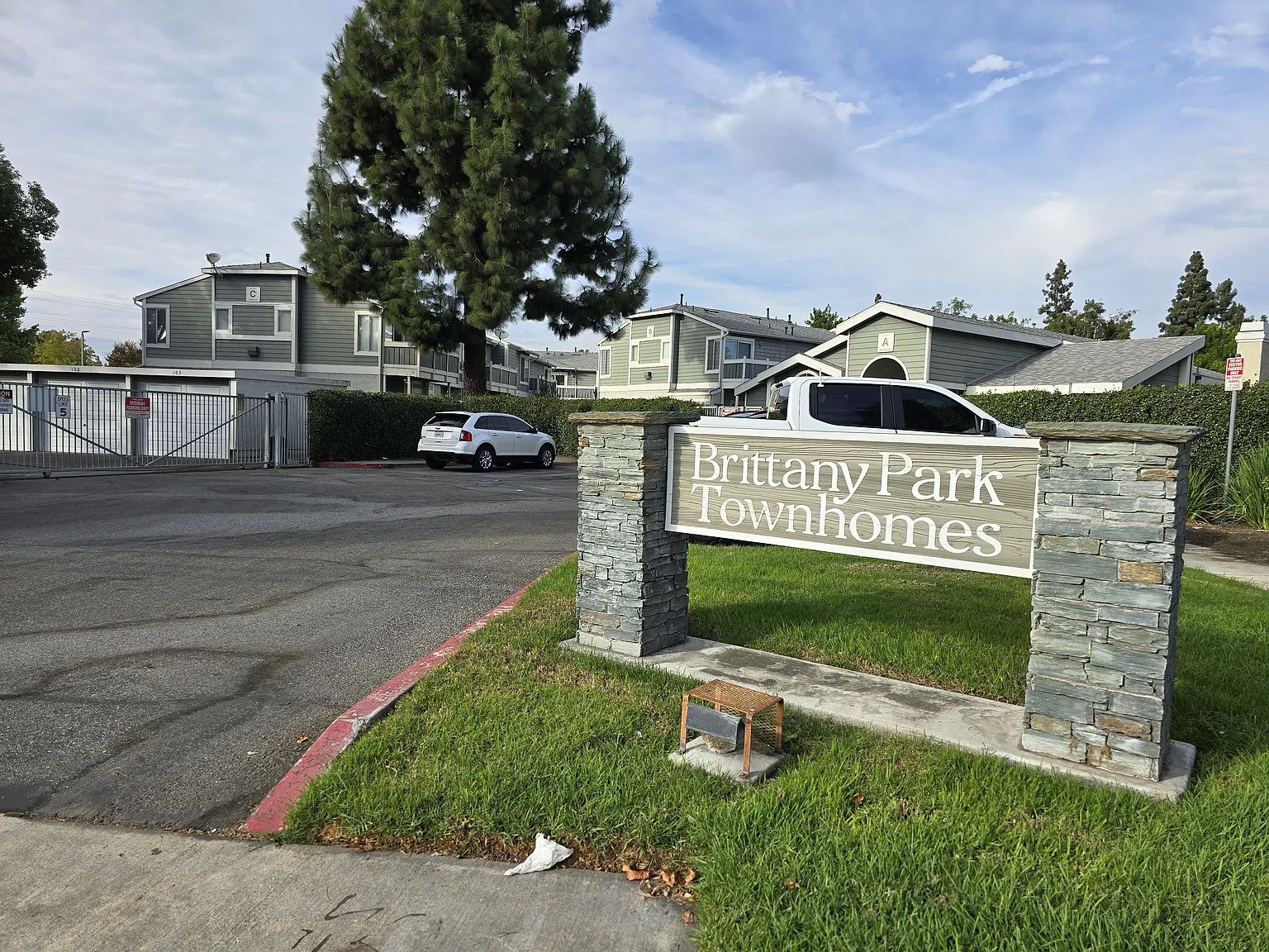 2 bed, 2.5 bath, 932 sqft, $2,590 — Photo 1