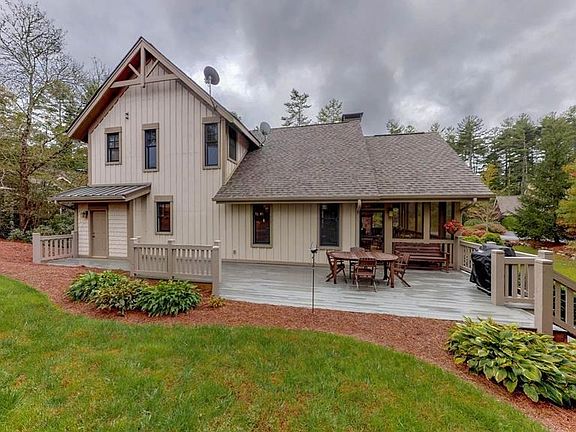 Spacious Back Deck