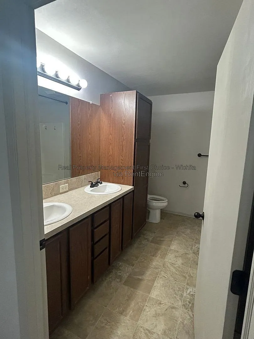 6 bed, 3.0 bath, 2401 sqft, $2,600 — Photo 3