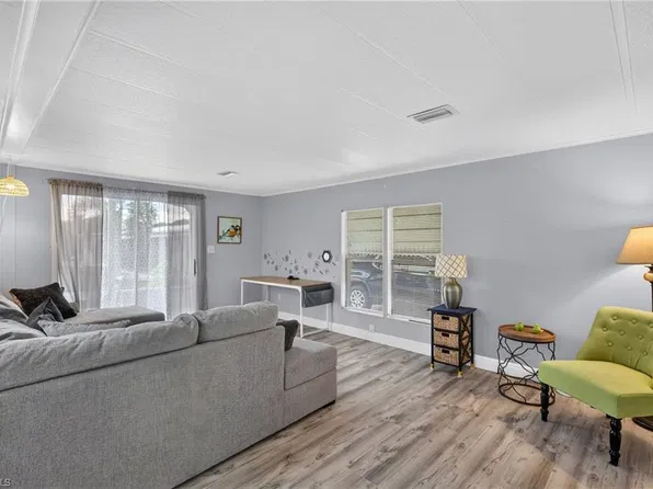 125 Kim DR, NAPLES, FL 34104