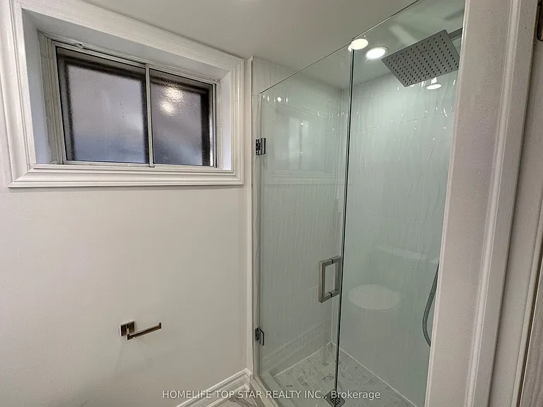 38 Cartier Cres #BASEMENT — Photo 6