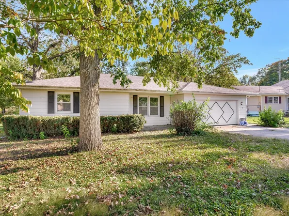 13 Hancock Dr, Villa Grove, IL 61956