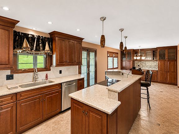 5th image of 37 Elmwood Dr