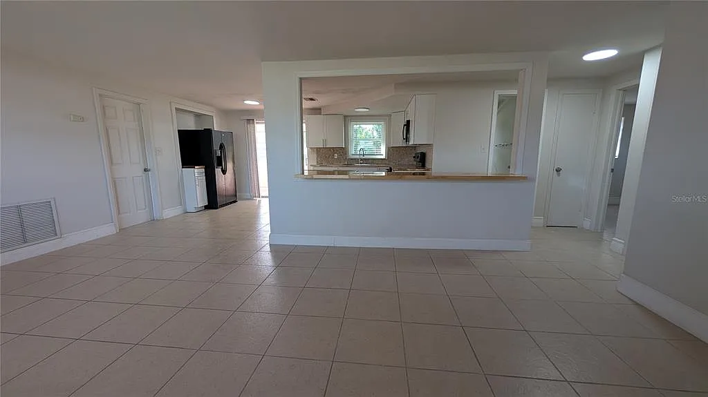 2 bed, 1.5 bath, 905 sqft, $1,600 — Photo 2