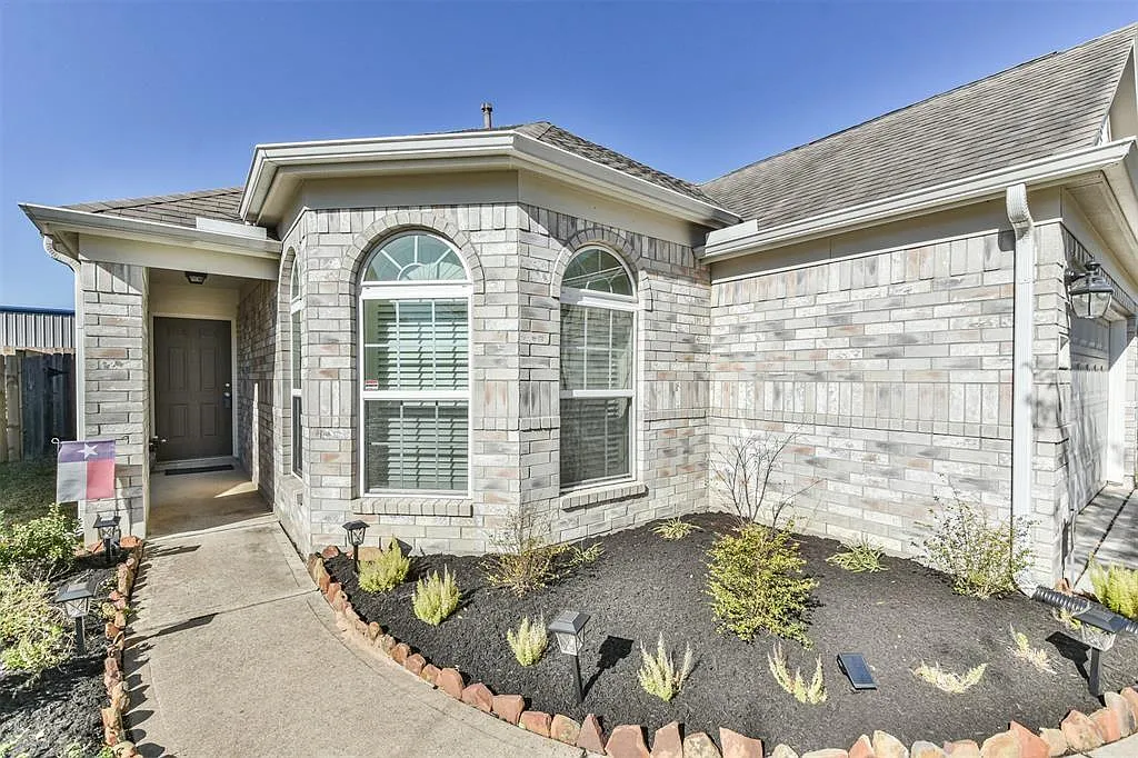 3 bed, 2.0 bath, 1804 sqft, $2,100 — Photo 4