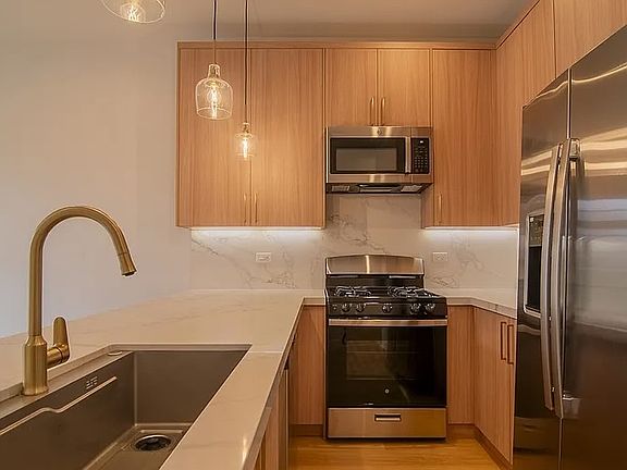 2nd image of 2046 W Washington Blvd #3
