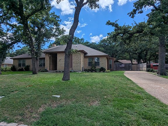 2nd image of 1816 Crooked Ln