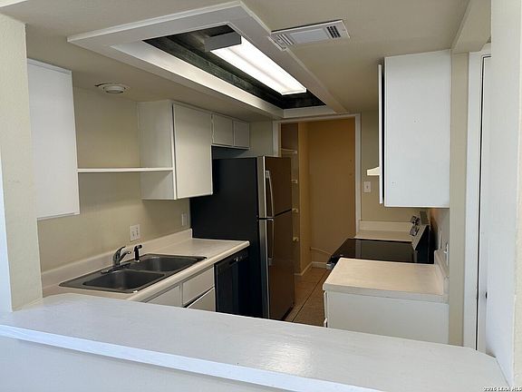 3rd image of 605 Oak Park #605